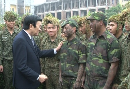 Chủ tịch nước Trương Tấn Sang thăm hỏi, động viên các chiến sĩ đặc công tại sân tập